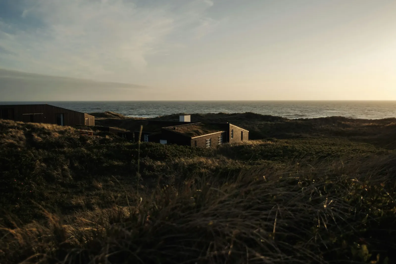 Sommerhuse mellem klitterne nær havet