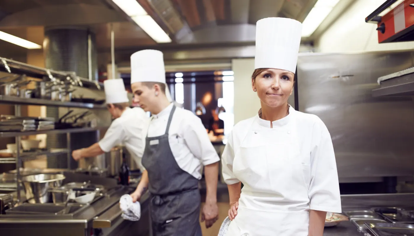 To kokke i et restaurantkøkken