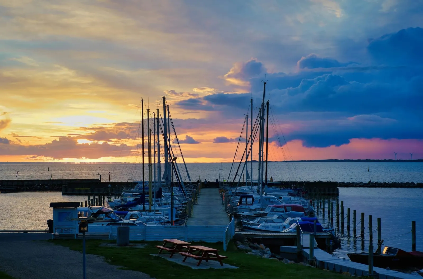 Sejlbåde i en lystbådehavn ved solnedgang