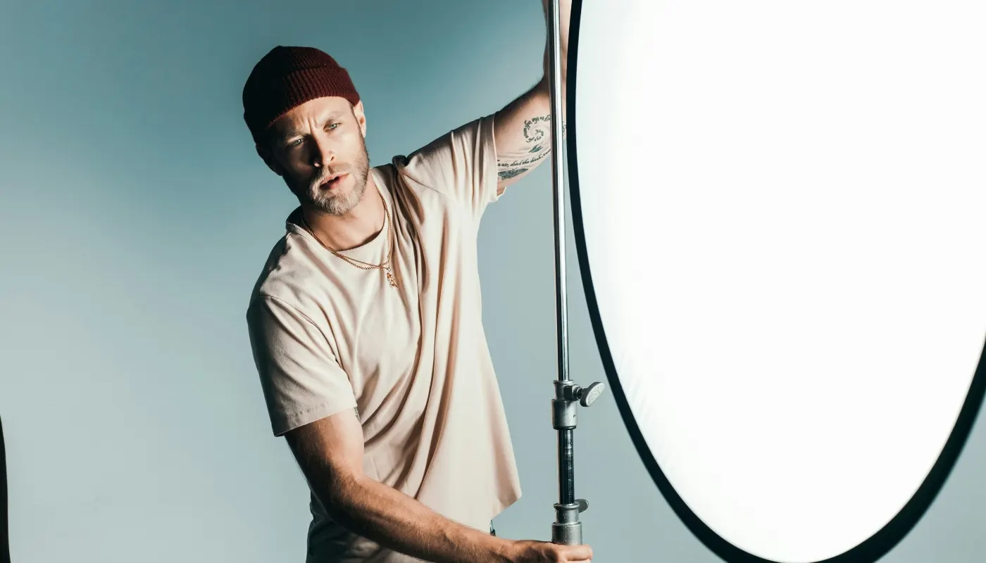 Fotograf indstiller lysudstyr i et fotostudie