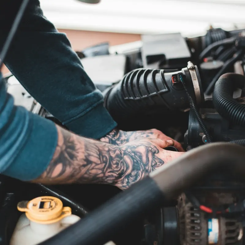 Mekaniker arbejder i en bils motorrum