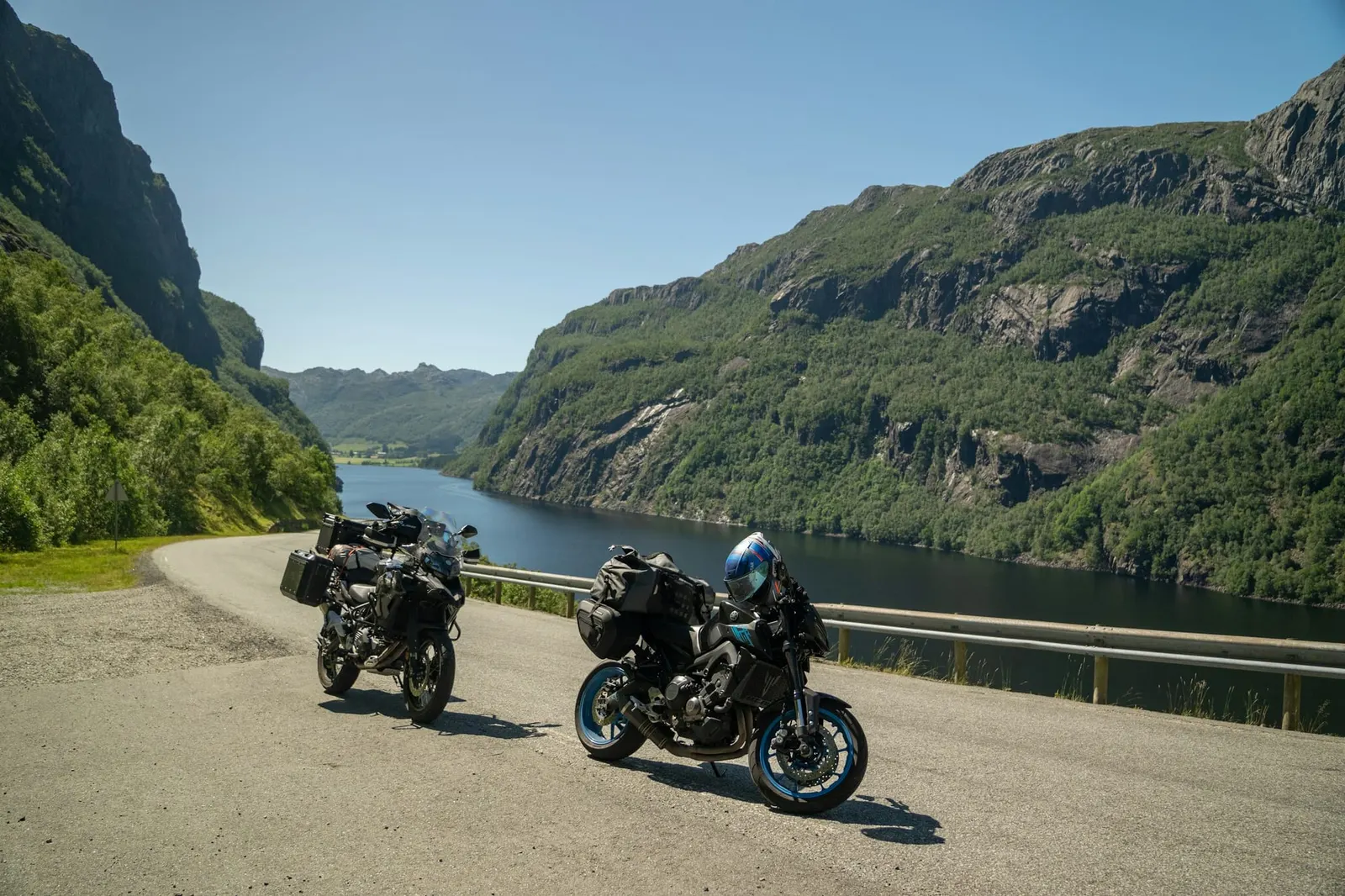 To motorcykler parkeret langs en fjord