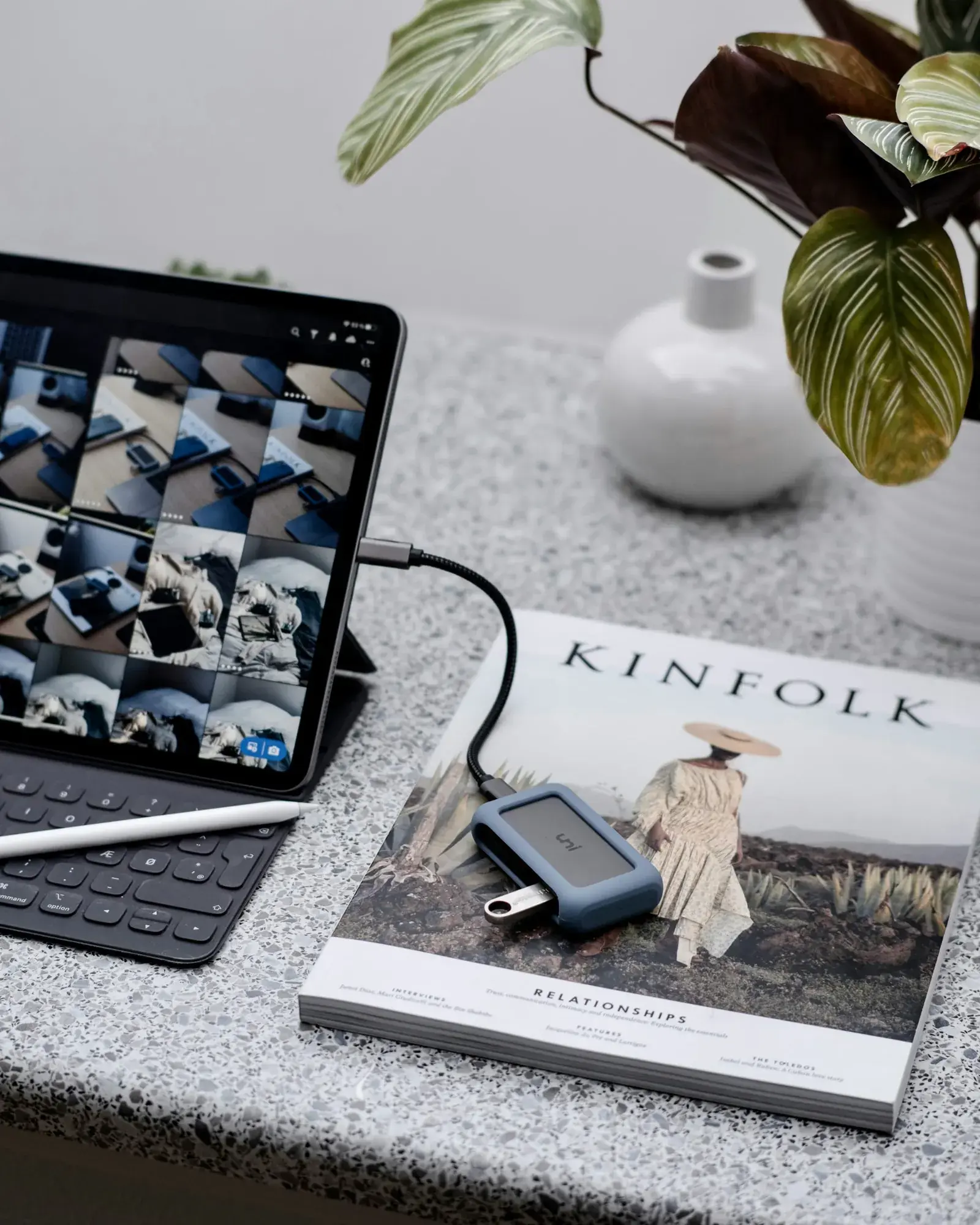 Bærbar computer og notesbog på et arbejdsbord